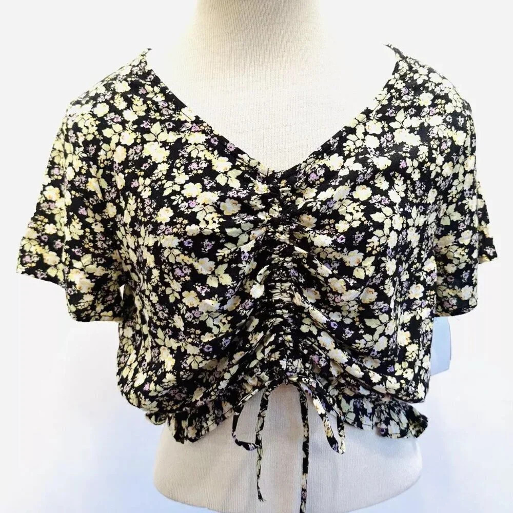 NWT SO GOODS FOR LIFE Juniors Short Sleeve Pullover V-Neck Floral Black Top Sz L